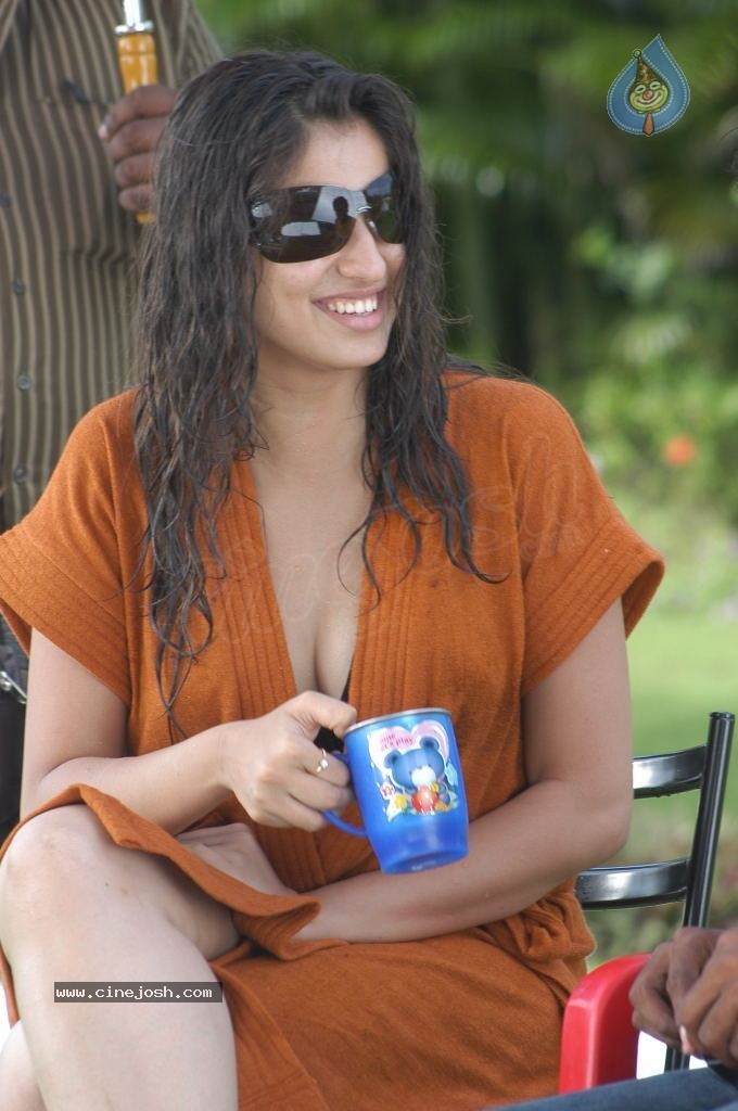 Lakshmi Rai Hot Stills - 27 / 33 photos