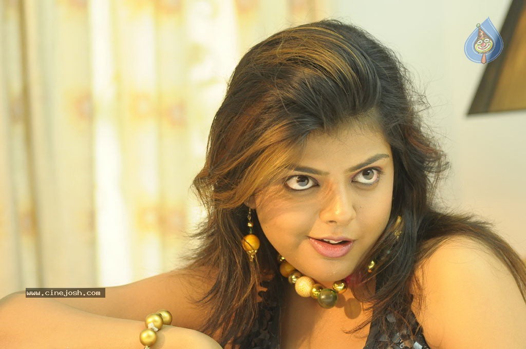 Lollu Dada Parak Parak Tamil Movie Hot Stills - 2 / 55 photos