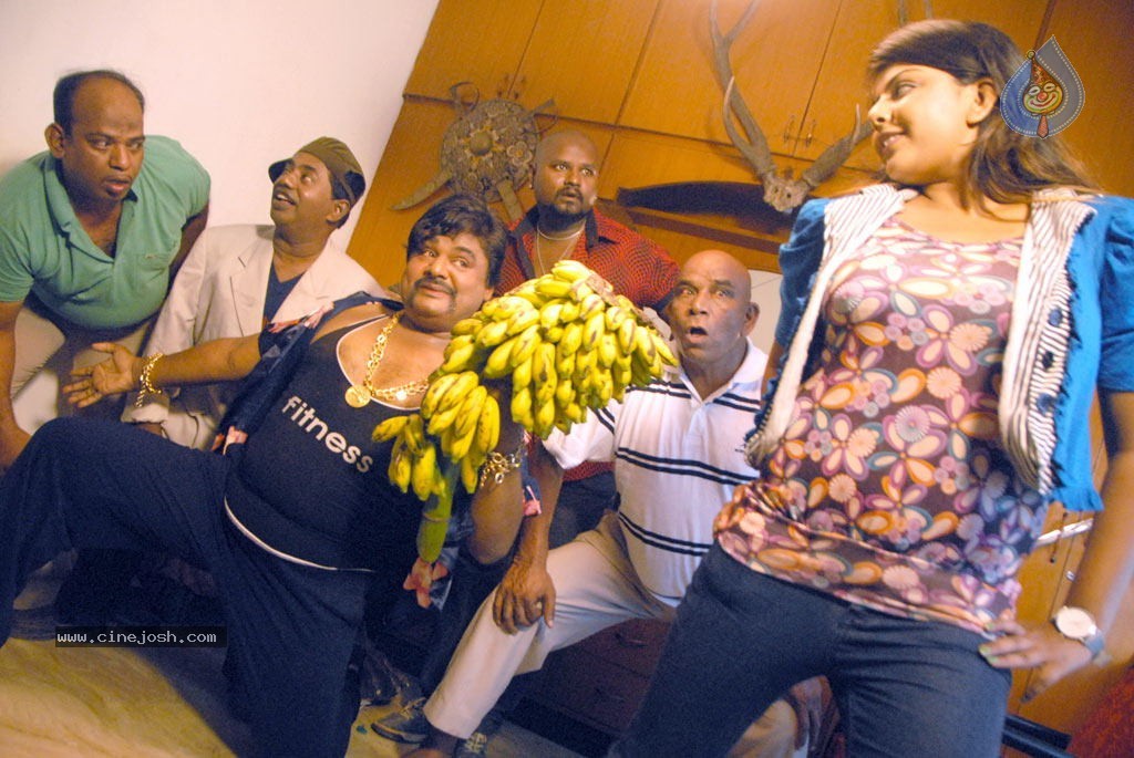 Lollu Dada Parak Parak Tamil Movie Hot Stills - 9 / 55 photos