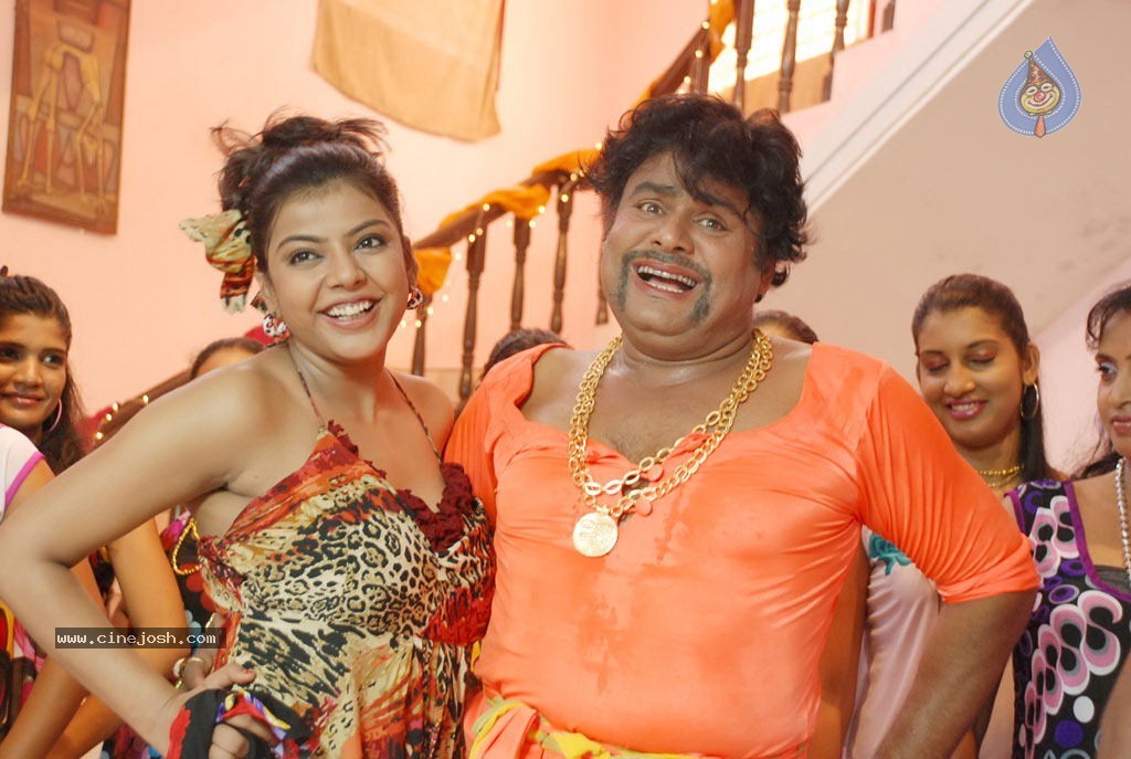 Lollu Dada Parak Parak Tamil Movie Hot Stills - 39 / 55 photos