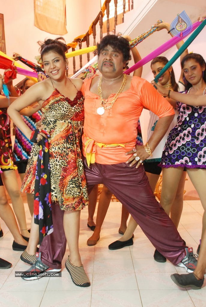 Lollu Dada Parak Parak Tamil Movie Hot Stills - 43 / 55 photos