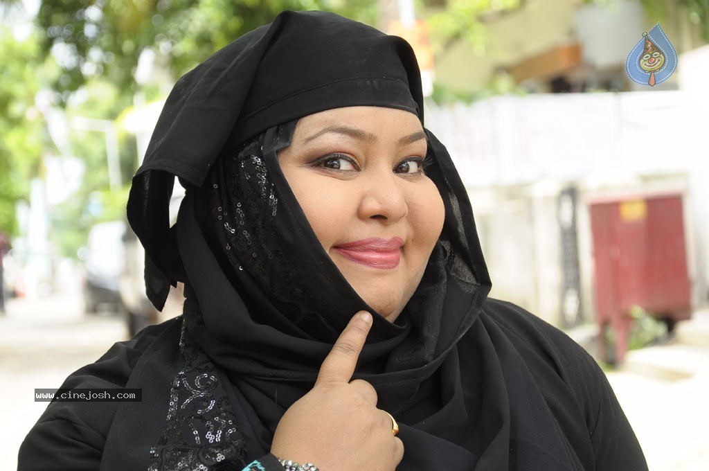 Lollu Dada Parak Parak Tamil Movie Hot Stills - 45 / 55 photos