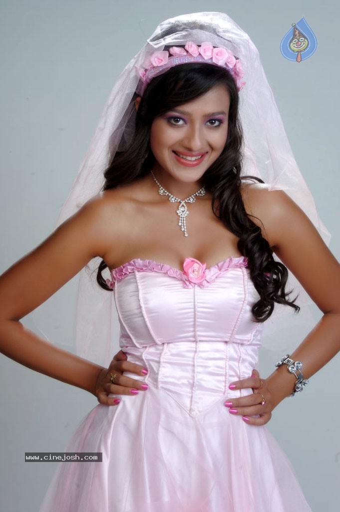 Madalasa Sharma Hot Photos - 12 / 46 photos
