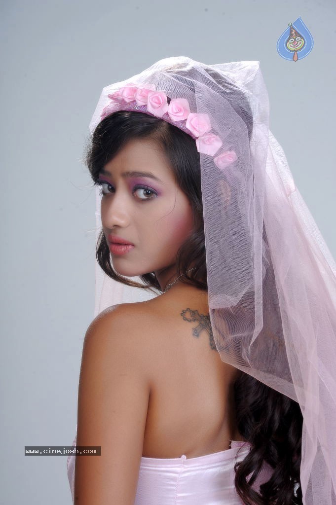 Madalasa Sharma Hot Photos - 13 / 46 photos