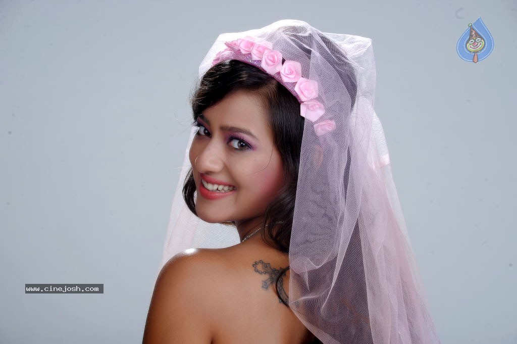 Madalasa Sharma Hot Photos - 21 / 46 photos