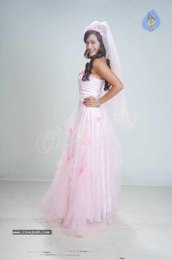 Madalasa Sharma Hot Photo Gallery - 42 / 57 photos