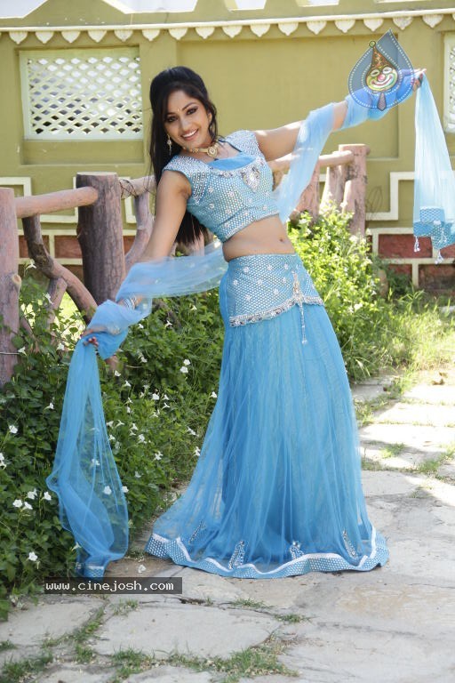 Madhavi Latha Hot Stills - 10 / 98 photos