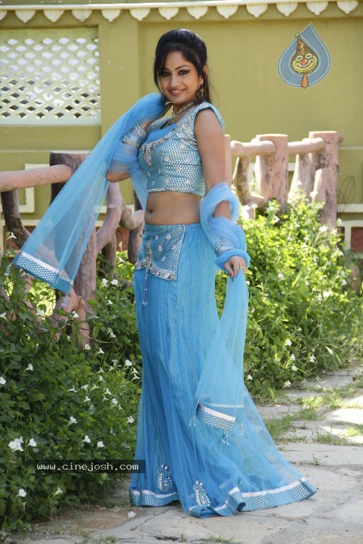 Madhavi Latha Hot Stills - 13 / 98 photos