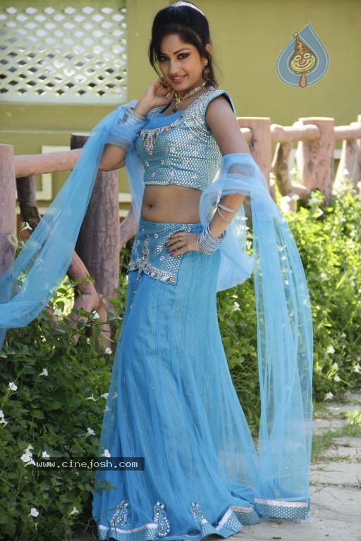 Madhavi Latha Hot Stills - 15 / 98 photos