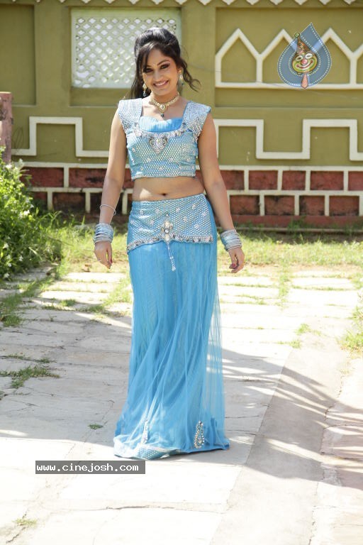 Madhavi Latha Hot Stills - 16 / 98 photos