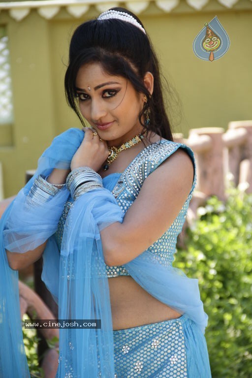 Madhavi Latha Hot Stills - 23 / 98 photos