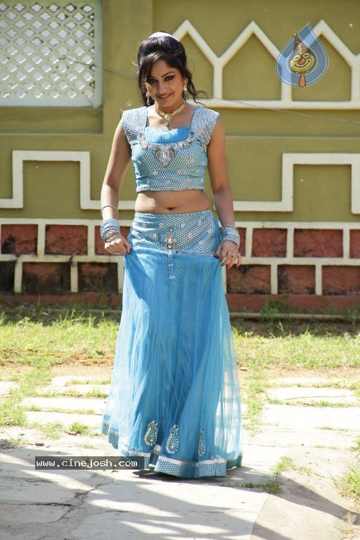 Madhavi Latha Hot Stills - 30 / 98 photos