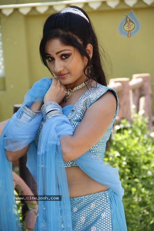 Madhavi Latha Hot Stills - 36 / 98 photos