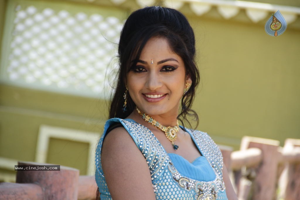 Madhavi Latha Hot Stills - 41 / 98 photos