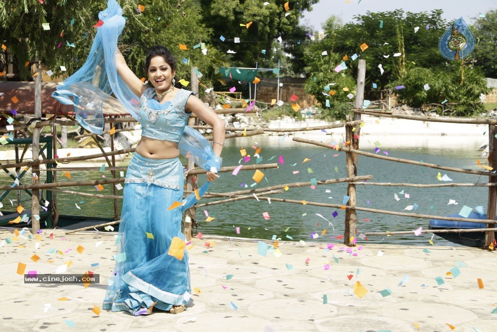 Madhavi Latha Hot Stills - 43 / 98 photos