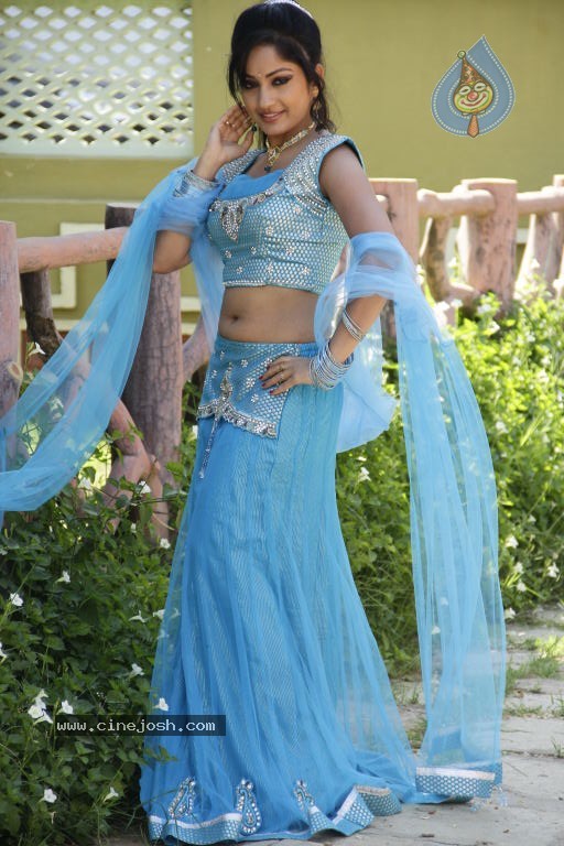 Madhavi Latha Hot Stills - 56 / 98 photos