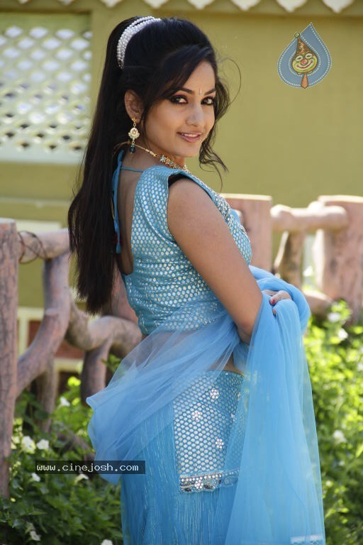 Madhavi Latha Hot Stills - 69 / 98 photos