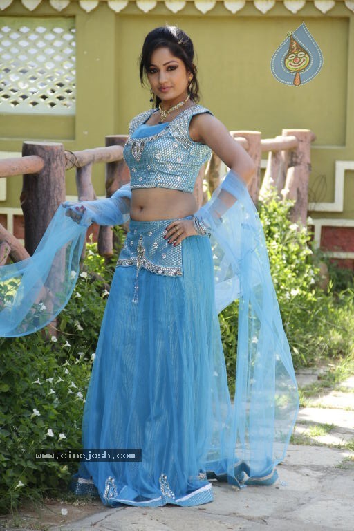 Madhavi Latha Hot Stills - 77 / 98 photos