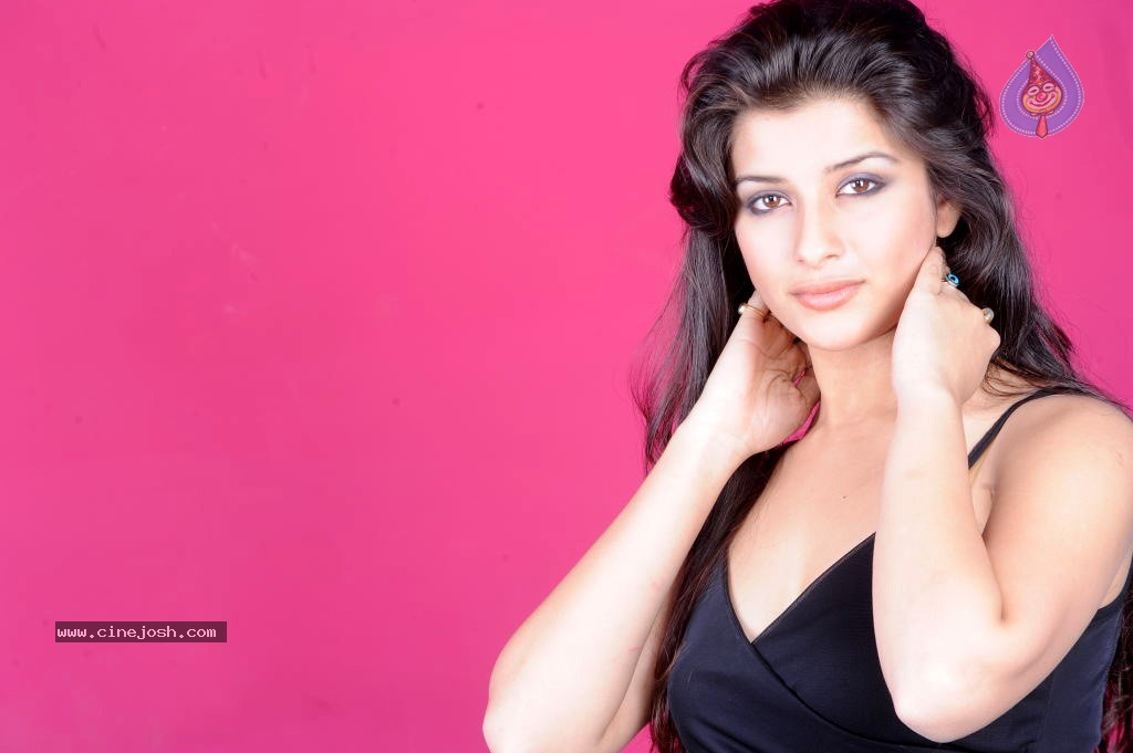 Madhurima Hot Stills - 36 / 71 photos