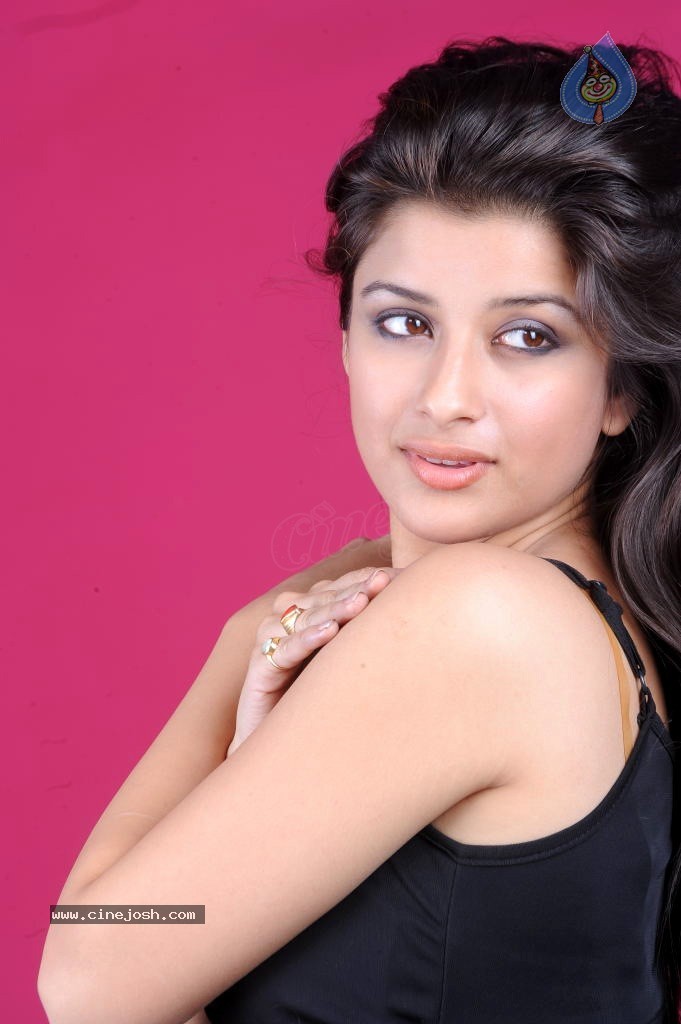 Madhurima Hot Stills - 57 / 71 photos