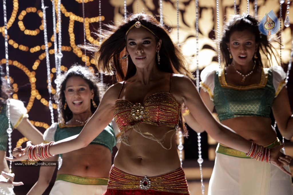 Mallika Sherawat Spicy Stills - 16 / 41 photos