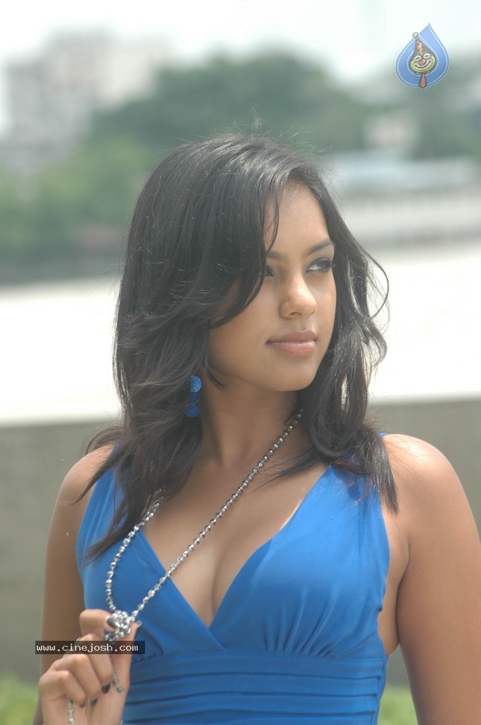 Mango Movie Hot Stills - 25 / 62 photos