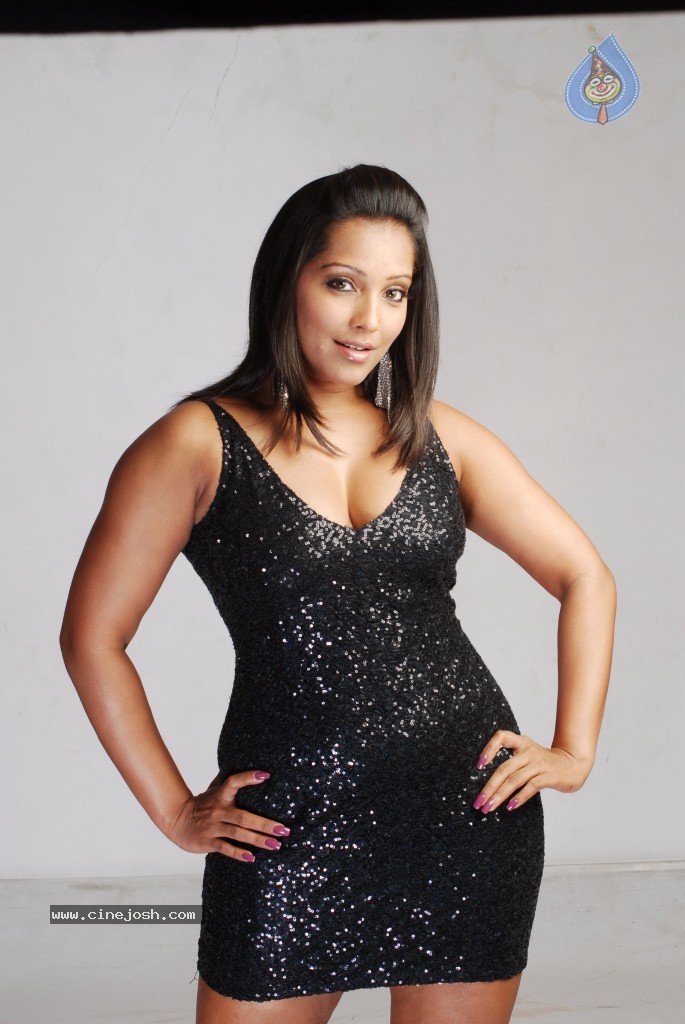 Meghna Naidu Spicy Photos - 13 / 26 photos