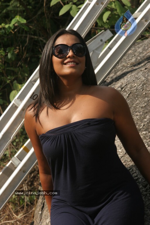 Meghna Naidu Spicy Photos - 22 / 26 photos