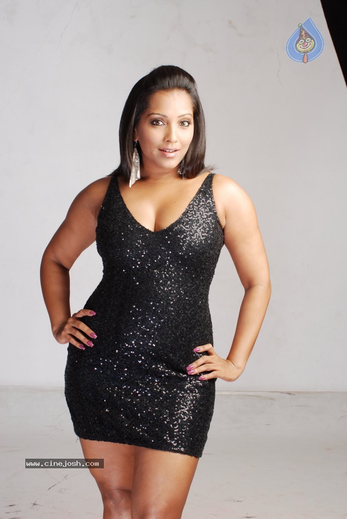 Meghna Naidu Spicy Photos - 23 / 26 photos