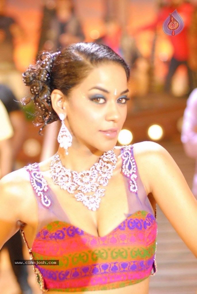 Mumaith Khan Hot Pics - 5 / 79 photos