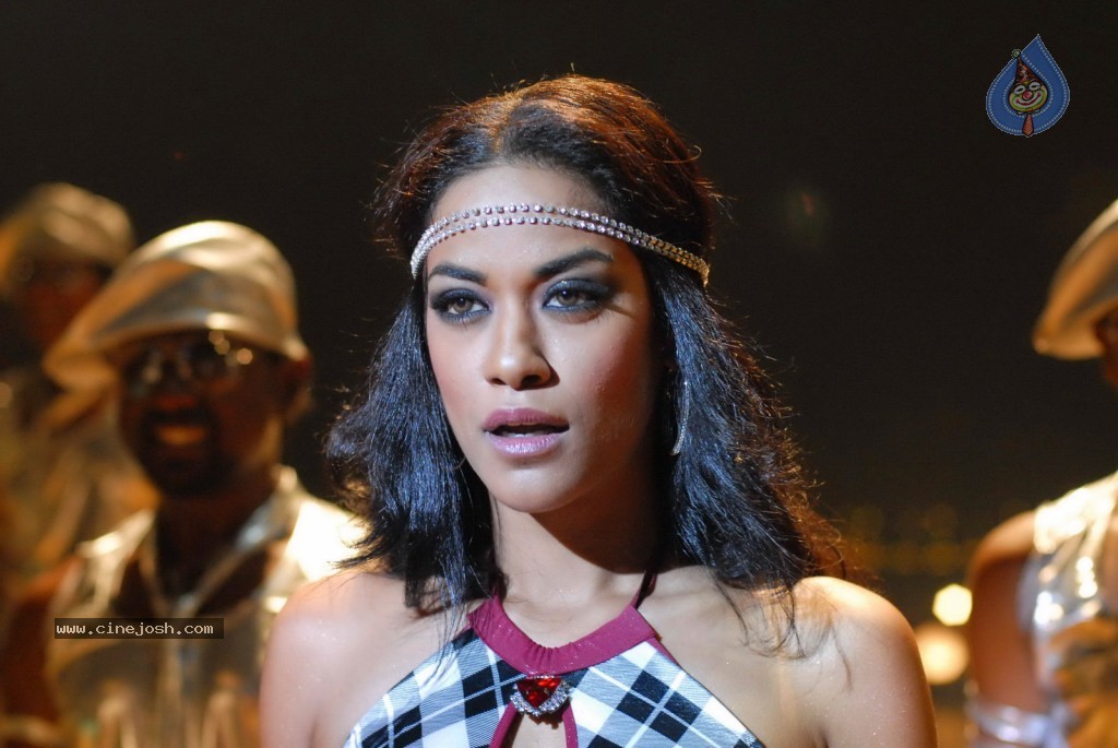 Mumaith Khan Hot Pics - 54 / 79 photos