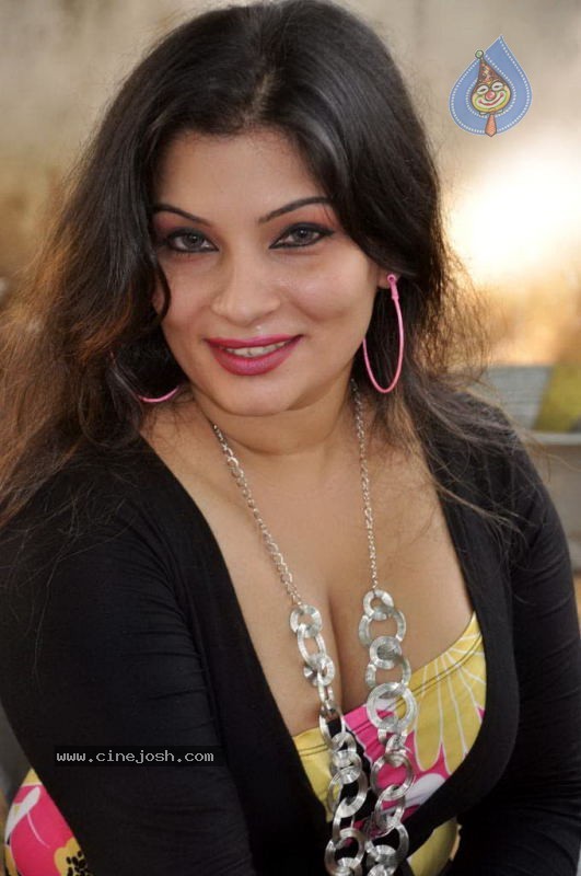 Mumtaz Spicy Stills - 2 / 46 photos