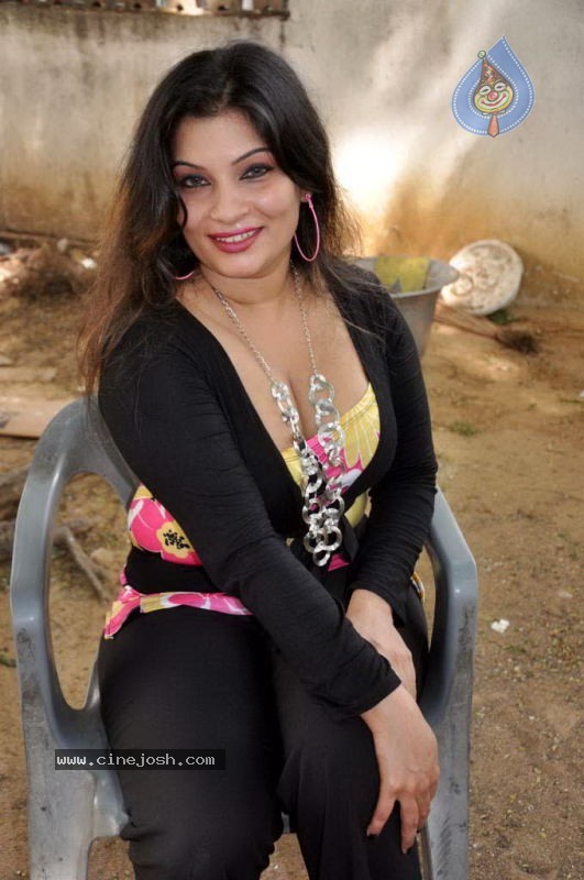 Mumtaz Spicy Stills - 15 / 46 photos