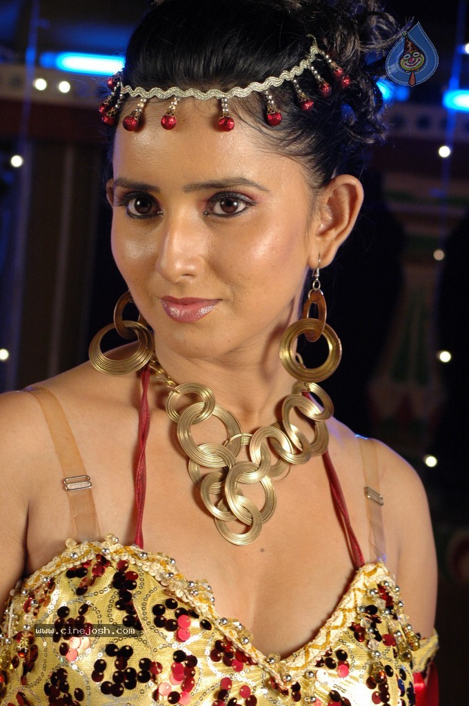 Mythri Movie Item Song Stills - 3 / 108 photos