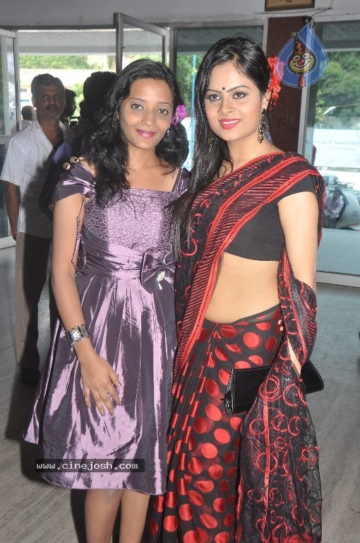 Naanum En Jamunavum Tamil Movie Hot Stills - 6 / 52 photos