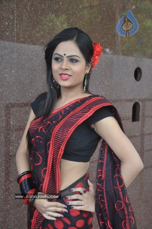 Naanum En Jamunavum Tamil Movie Hot Stills - 29 / 52 photos