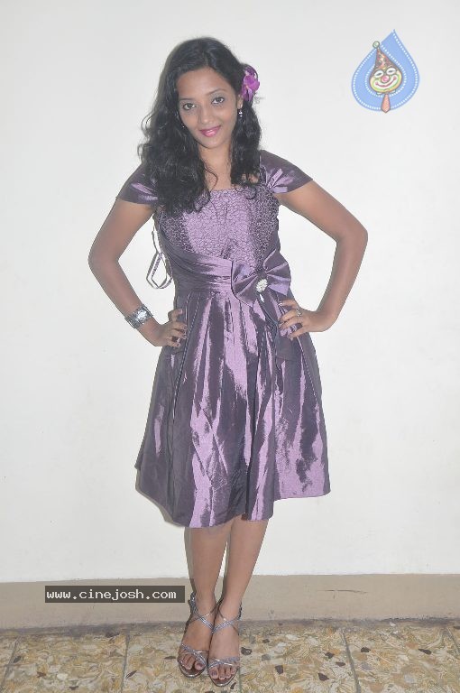 Naanum En Jamunavum Tamil Movie Hot Stills - 37 / 52 photos