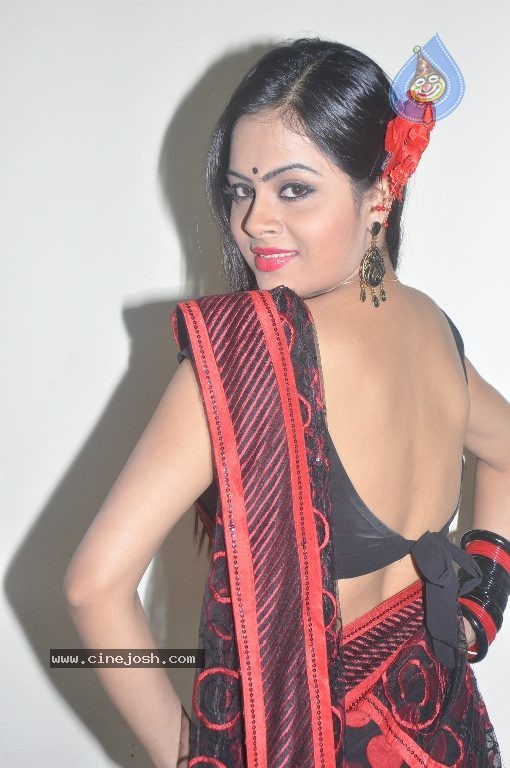 Naanum En Jamunavum Tamil Movie Hot Stills - 44 / 52 photos