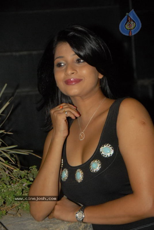 Nadeesha Hemamali Hot Stills - 15 / 41 photos