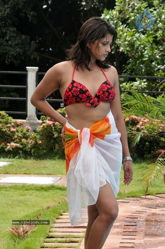 Nadeesha Hemamali Spicy Gallery - 3 / 20 photos