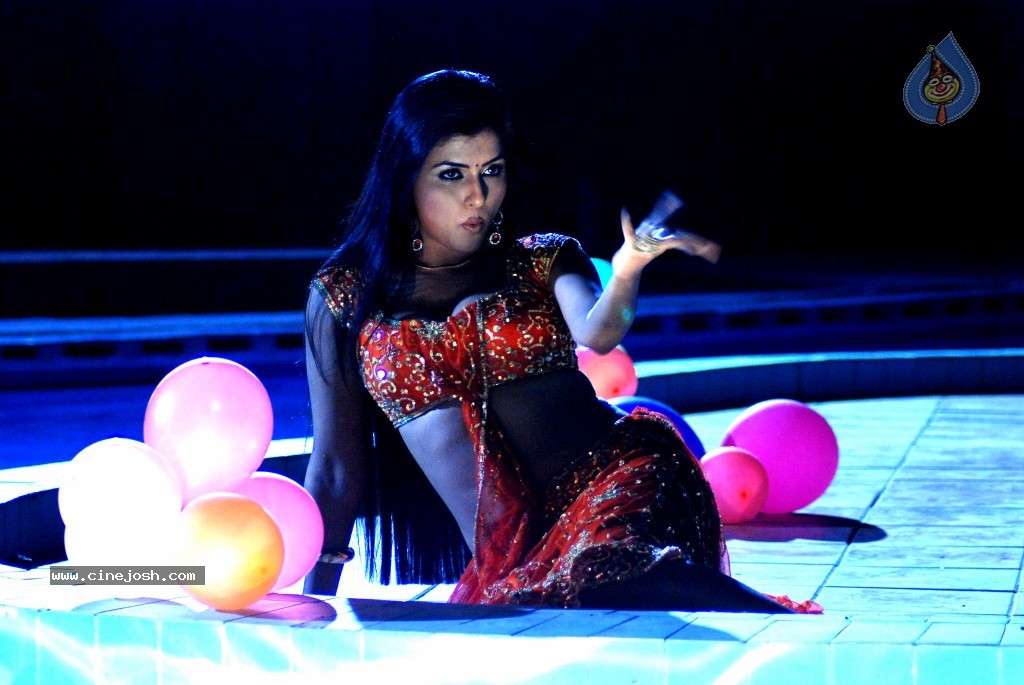 Nalini Kumari Spicy Stills - 92 / 109 photos