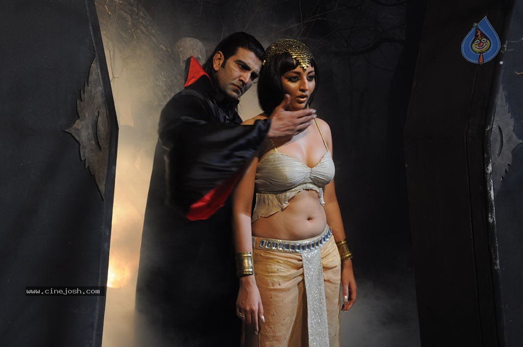 Nankam Pirai Tamil Movie Spicy Photos - 22 / 86 photos