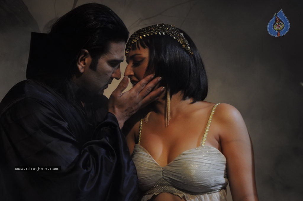 Nankam Pirai Tamil Movie Spicy Photos - 38 / 86 photos