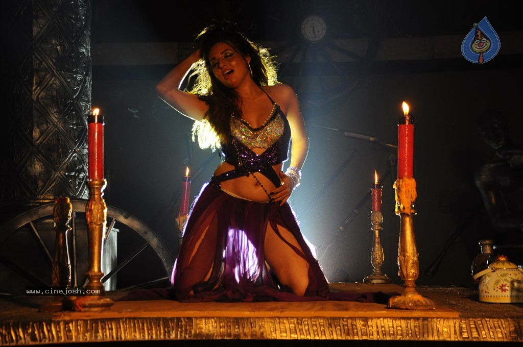 Nankam Pirai Tamil Movie Spicy Photos - 43 / 86 photos