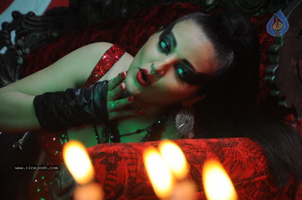 Nankam Pirai Tamil Movie Spicy Photos - 72 / 86 photos