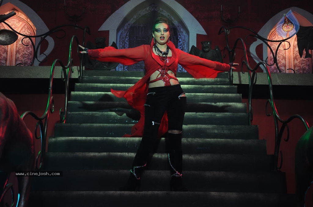 Nankam Pirai Tamil Movie Spicy Photos - 73 / 86 photos