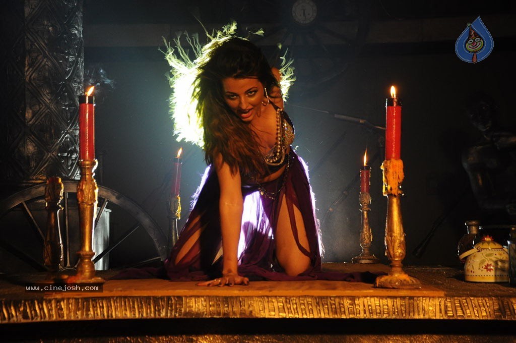 Nankam Pirai Tamil Movie Spicy Photos - 74 / 86 photos