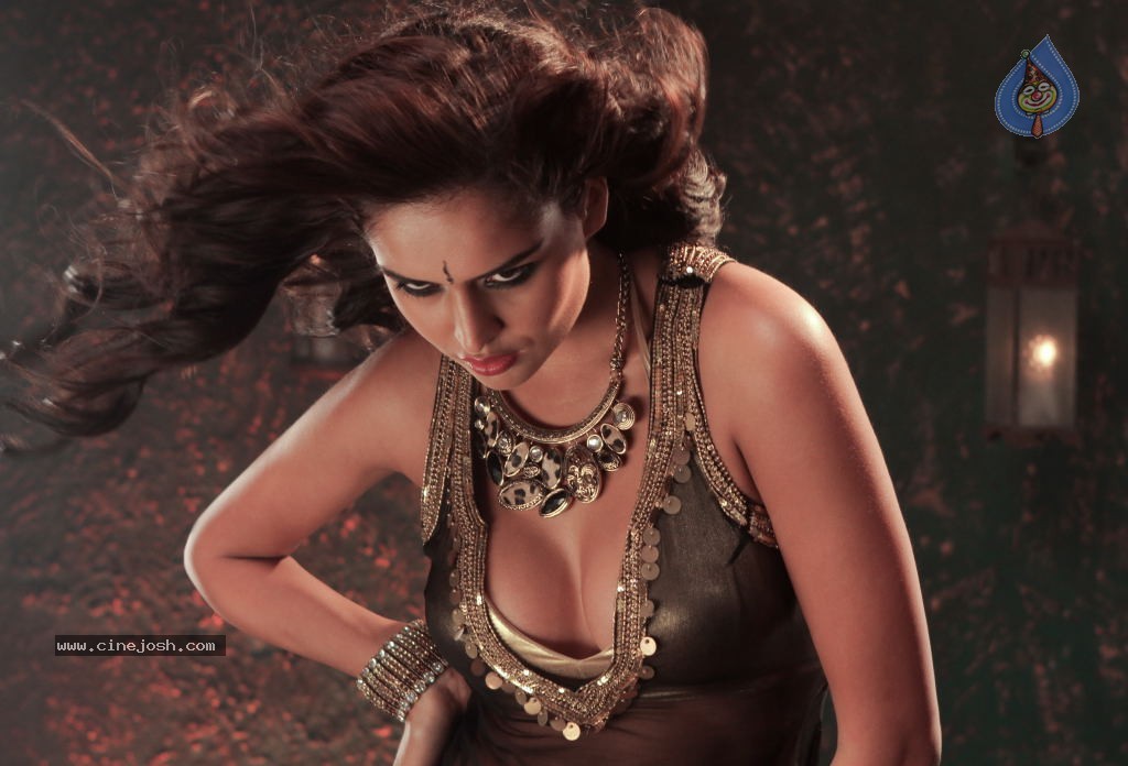 Nathalia Kaur Hot Photos - 9 / 13 photos