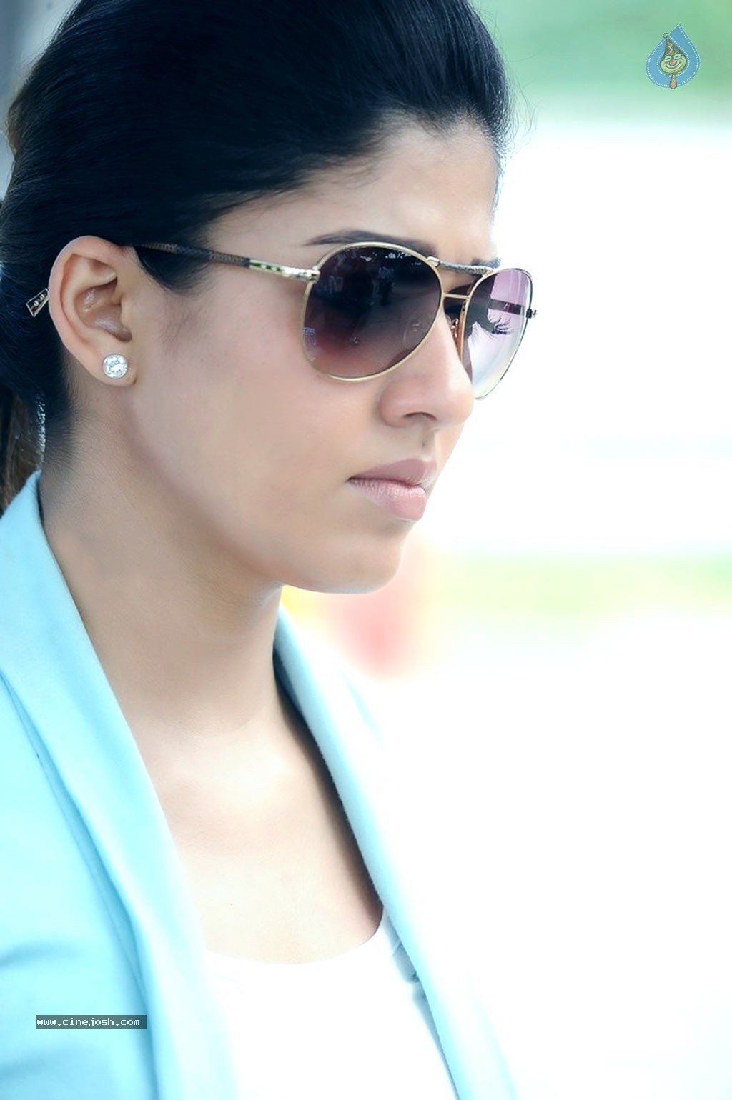 Nayanthara Hot Stills - 14 / 40 photos