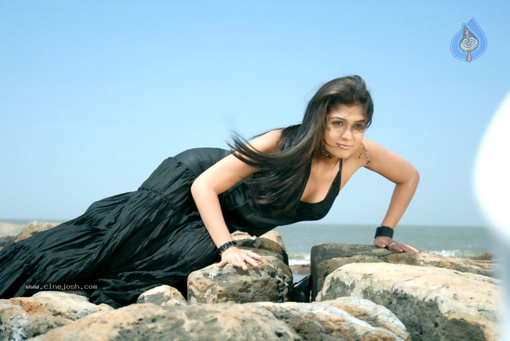 Nayanthara Hot Stills - 35 / 40 photos